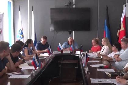 В городах ДНР заработали муниципальные штабы по здравоохранению В состав муниципальных штабов по здравоохранению вошли медики и представители власти. Цель – решить проблемы в больницах округов, - рассказали в Министерстве здравоохранения ДНР. Глава Енакиево Игорь Мартынов сообщил, что благодаря штабу на контроль возьмут те вопросы, которые возникают по медицине. Один из таких запросов – сократить очереди в больницах. Эта проблема уже решается во всех городах региона.