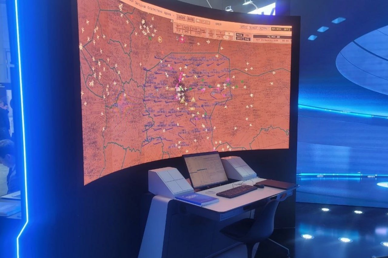 Единую интегрированную систему планирования использования воздушного пространства  ЕС ОрВД  для обеспечения полётов беспилотной и пилотируемой авиации впервые представили в рамках 12-й Национальной выставки и форума инфраструктуры гражданской авиации NAIS.   По словам представителя Концерна ВКО «Алмаз-Антей» Виталия Репина, в настоящее время реализуется первый этап создания ЕС ОрВД — разрабатывается тестовый комплекс, предназначенный для тестирования и апробации различных технических и технологических решений и процедур, связанных с обеспечением безопасности совместных полётов пилотируемой и беспилотной авиации.  Отмечается, что в течение 2024 года предприятия концерна оснастили в рамках нацпроекта «БАС» шесть посадочных площадок в трёх субъектах РФ многопозиционными системами наблюдения и станциями регистрации данных глобальной навигационной спутниковой системы, а также провели модернизацию оборудования системы представления планов полётов в сети Интернет.   #БАС #беспилотники