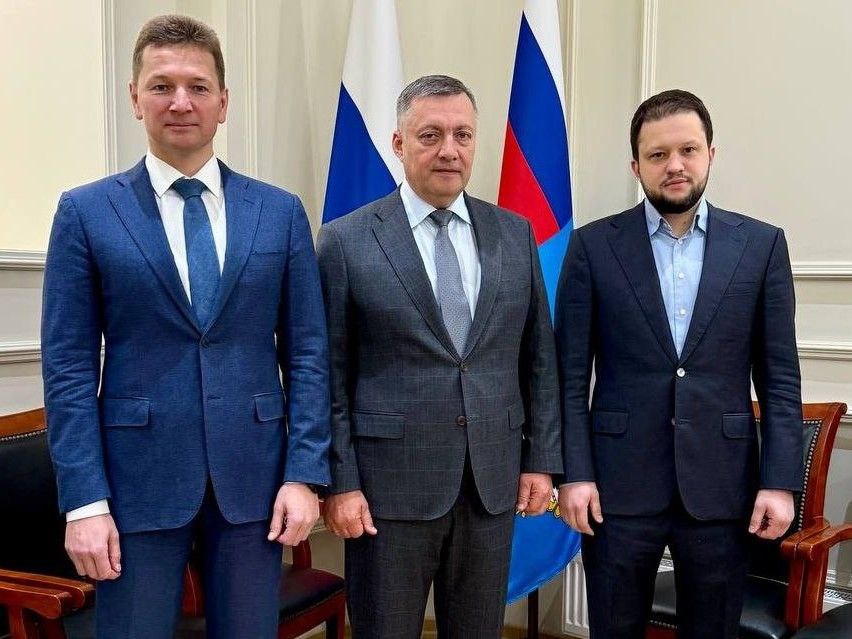 В Минтрансе РФ обсудили подготовку к строительству международного аэропорта Иркутск-Новый на площадке «Ключевая», ремонту аэропортов Усть-Кута и Киренска. «Наиболее крупным объектом, к реализации которого мы готовимся приступить, является строительство аэропорта Иркутск-Новый за чертой города. На встрече обсудили подготовку к началу разработки предпроектной документации, к которой планируется приступить в 2025 году. Проведение этих работ даст возможность получить общую сумму строительства и разработки проектных решений», – сообщил губернатор Игорь Кобзев.