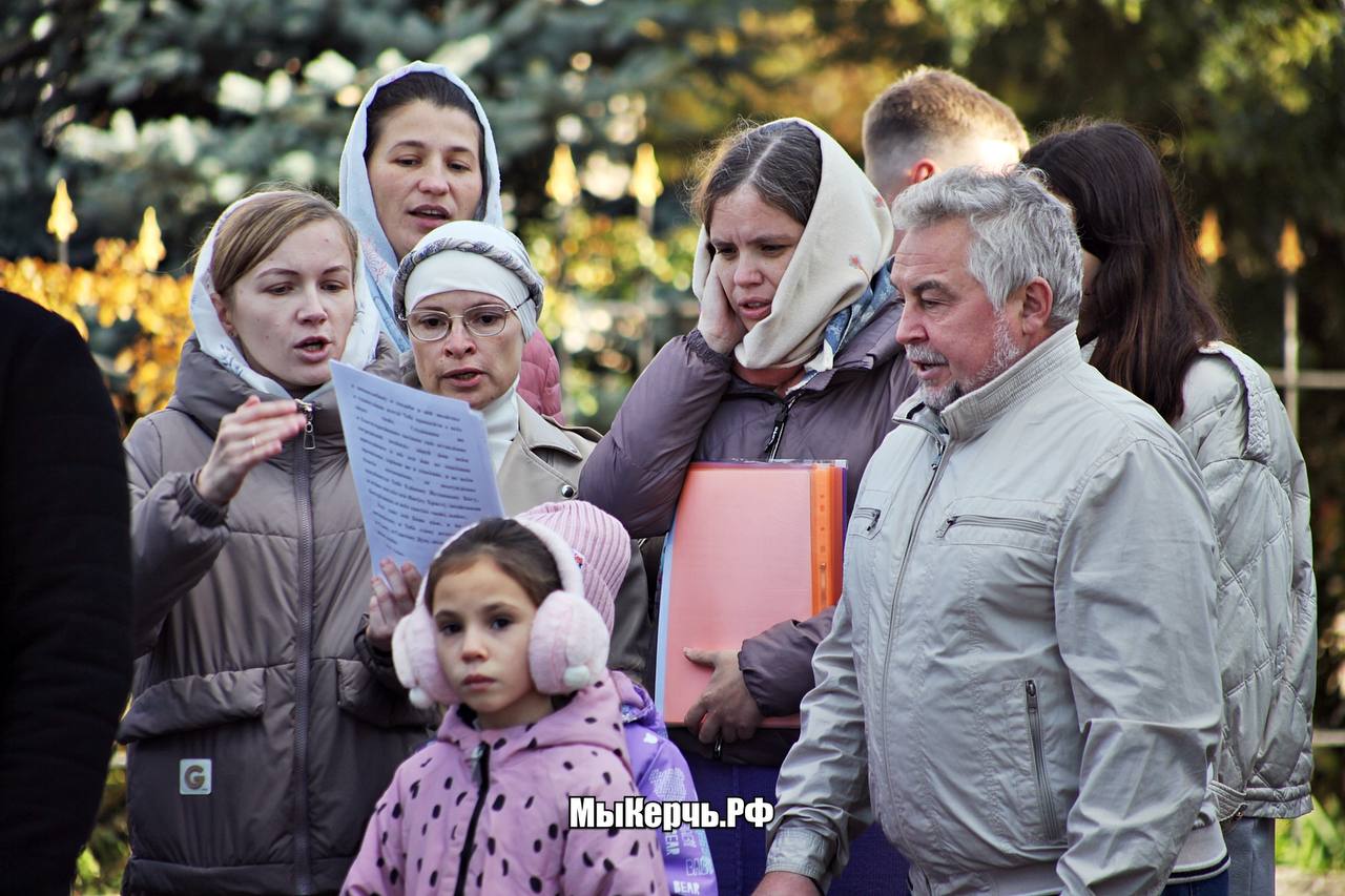 Символ братства и единства в Керчи освятили новую часовню Фоторепортаж На территории Комсомольского парка при храме апостола Андрея Первозванного сегодня с почестями открыли часовню во имя Покрова Божьей Матери Редакция МыКерчь РФ работала на месте события и расскажет подробнее Православная часовня построена в память о событиях 2014 года когда весь Крым и братский народ Кубани объединился Именно в феврале того года 27 числа в Керчь прибыли первые автобусы с казаками пришедшими на помощь Казацкая сотня прибыла на рассвете и разместилась на территории храма Андрея Первозванного Тогда еще было совсем не ясно чем закончатся события но отец Николай Зиньков твердо знал с Божьей помощью мы победим Именно настоятель храма где сегодня открыли часовню разместил казаков на ночлег помог сориентироваться в ситуации чтобы отправиться дальше выполнять задачи Наши журналисты тогда также как и сегодня встречали казачество Бравые мужчины которые именовали себя паломниками говорили что приехали на помощь сохранить мир и веру Кубанские казаки общая численность которых достигала тысячи добровольцев занимали в Крыму важные позиции перекрывая границы полуострова оберегая пункты пропуска на Арабатской стрелке Чонгаре Перекопе Казаки проводили досмотры работали на железнодорожных станциях Керченской паромной переправе возле оставшихся украинских воинских частей А после принимали активное участие в референдуме Наряду с кубанскими братьями выполняли задачи крымские казаки и республиканское ополчение Пишет МыКерчь РФ Сегодня спустя 11 лет со дня воссоединения на территорию храма Андрея Первозванного снова приехали казаки Кубани и Крыма участники тех событий которые сегодня стали важной вехой в новейшей истории Российской Федерации В торжественном открытии и церемонии освящения часовни приняли участие глава Республики Крым Сергей Аксенов и губернатор Краснодарского Края Вениамин Кондратьев Фоторепортаж с мероприятия ЗДЕСЬ Автор Вероника Щербина Котькова seanewskerch