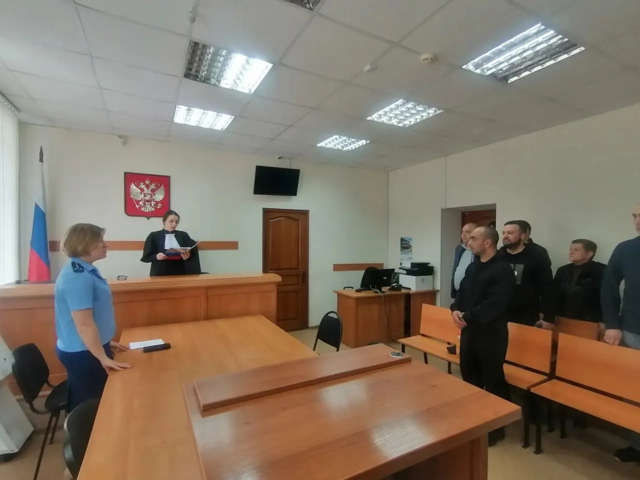 В Нижнем Тагиле владелец незаконной автомойки осужден за дачу взятки Тагилстроевский районный суд г Нижнего Тагила вынес приговор по делу о даче взятке за блокирование сноса незаконной автомойки Как установил суд в ноябре 2025 года житель Верхней Салды Альберт Татевосян получил от Управления архитектуры администрации Верхнесалдинского муниципального округа предписание снести самовольную постройку автомойку которая частично находилась за пределами его земельного участка Не желая выполнять требование и опасаясь судебного спора в декабре того же года Татевосян организовал две встречи с сотрудником управления и предложил тому взятку в 50 тысяч рублей За это чиновник должен был прекратить все дальнейшие мероприятия по демонтажу незаконного объекта Однако должностное лицо не пошло на сделку и сообщило о противоправном предложении в правоохранительные органы В январе 2026 года владелец автомойки был задержан сотрудниками УФСБ России по Свердловской области сразу после передачи денег В ходе следствия и в суде мужчина полностью признал вину раскаялся Судом Альберт Татевосян признан виновным в совершении преступления предусмотренного ч 3 ст 291 УК РФ При назначении наказания суд учёл что подсудимый ранее не привлекался к уголовной ответственности характеризуется положительно имеет на иждивении малолетнего ребенка Татевосяну назначено наказание в виде штрафа в размере 500 000 рублей С учётом времени проведённого под стражей штраф снижен до 485 тысяч рублей Сумма взятки 50 тысяч рублей конфискована в доход государства Осуждённый обязан выплатить штраф в течение 60 дней после вступления приговора в законную силу Приговор не вступил в силу и может быть обжалован в течение 15 суток Тагилстроевский районный суд Нижнего Тагила Тагилстроевский районный суд НТ