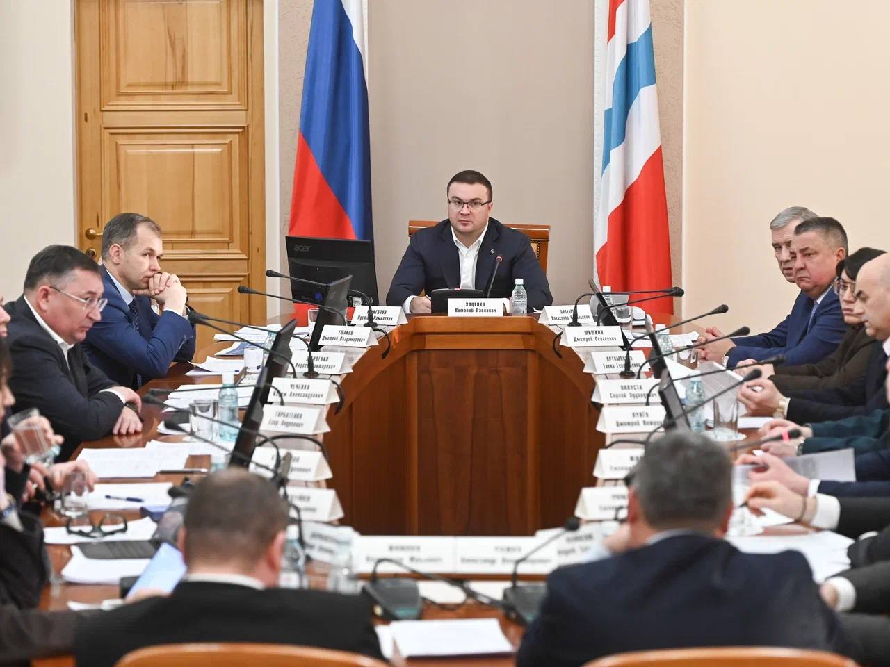 На первом в новом году заседании инвестиционного комитета подвели итоги работы за прошлый год В 2025 году мы с коллегами рассмотрели 30 проектов с общим объёмом инвестиций свыше 240 млрд рублей Реализация этих инициатив позволит создать более 4 5 тысяч новых рабочих мест В ходе заседания поддержали новый проект строительство транспортно логистического комплекса Контейнерный терминал Карбышево Инвестор планирует вложить в реализацию более 200 млн рублей Проект предусматривает создание терминала с полным спектром услуг по обработке контейнерных грузов а также строительство за счёт инвестора участка железнодорожных путей Терминал будет интегрирован в международные контейнерные маршруты включая направления в Китай что позволит перераспределить грузопотоки на железнодорожный транспорт повысить экспортный потенциал Омской области и создать новые рабочие места Виталий Хоценко в МАХ