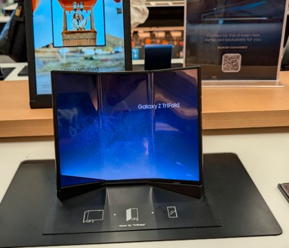 Ремонт экрана трикладушки Samsung Galaxy Z TriFold обойдется в цену Galaxy S25 Ultra В начале декабря компания Samsung представила свою первую трикладушку Samsung Galaxy Z TriFold Инновационный смартфон оценили примерно в 2500 долларов 200 000 рублей Ремонт устройства тоже влетит в копеечку