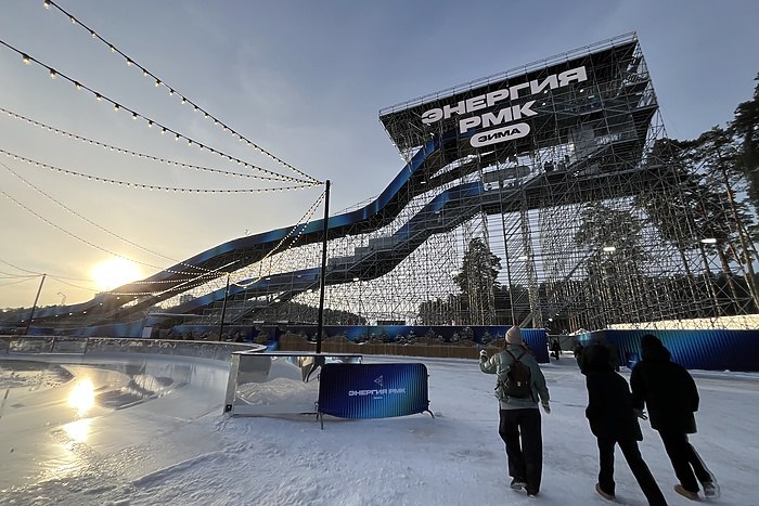 В Екатеринбурге закроется гигантская горка РМК В Екатеринбурге на время сильных морозов будет закрыта огромная горка на площадке Энергия РМК Зима Со вторника нас ждут январские морозы а это значит что мы вынуждены остановить работу горки и катка в связи с погодными условиями Как мы и сообщали ранее Каток закрывается при температуре ниже 20 градусов Горка не работает при температуре ниже 18 градусов и при силе ветра выше 7 м с Поэтому на этой неделе Каток Энергия льда не работает с 13 01 по 16 01 включительно Горка Энергия РМК не работает с 13 01 по 17 01 По поводу 17 01 мы оценим ситуацию и прогноз погоды в субботу чтобы принять решение о запуске в воскресенье При этом Сказочный лес ледяной Городок приключений зона РМК Экстрим фудтраки и теплые павильоны работают в обычном режиме uralweb ru