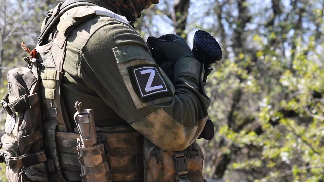 В Фергане вынесен приговор 24 летнему парню воевавшему в Украине Три года назад уроженец Ферганы попался в России на наркотиках за что был приговорен к семи годам лишения свободы Отбывая наказание в РФ ему предложили российское гражданство и свободу за участие в боевых действиях   uznews uz ru news 104751 uznews