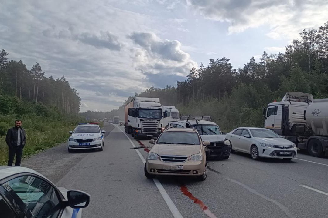На 45 км Екатеринбургской кольцевой автодороге водитель грузовой «Scania» с полуприцепом въехал в впереди стоящие в заторе Fiat Doblo, Chevrolet Lacetti и Hyundai Starex. В результате аварии пострадали водитель и два пассажира Fiat. С травмами различной степени тяжести они были доставлены в больницу. За рулем грузовика был житель Татарстана 1970 года рождения. Имеет стаж вождения транспортными средствами 26 лет. Все участники ДТП были трезвы. По факту ДТП проводится проверка. : ГИБДД региона