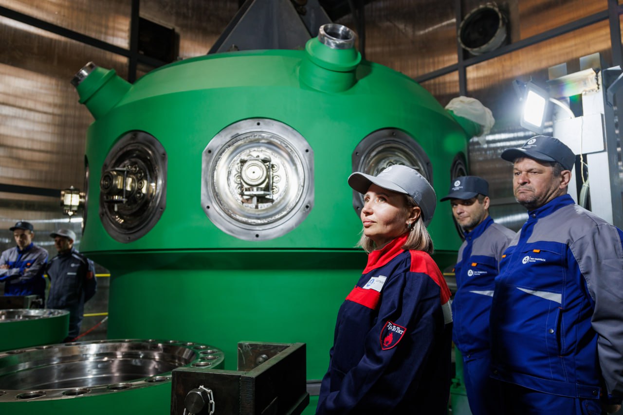 Первый для первого: Росатом изготовил реактор РИТМ-400 для атомного ледокола «Россия» Реактор для самого мощного атомохода в мире сделали на «ЗиО-Подольске». Команду о завершении работ дали председатель Совета Федерации Валентина Матвиенко и гендиректор Росатома Алексей Лихачев. «Завершение изготовления реактора РИТМ-400 — знаменательное событие и для ледокольного флота, и для Росатома, и для всей нашей страны. Реакторные установки атомного ледокола «Россия» позволят ему колоть льды толщиной более 4 м. Каждому из двух реакторов, которые наделят атомоход невиданной силой, мы решили дать имена русских богатырей — Ильи Муромца и Добрыни Никитича», — рассказал Алексей Лихачев. Изготовить второй реактор планируют через пару месяцев. Тепловая мощность каждого РИТМ-400 — 315 МВт. Рассмотреть поближе реактор-богатырь можно в медиабанке «СР». Александр Чикин / «СР» #новости #ЗиО_Подольск