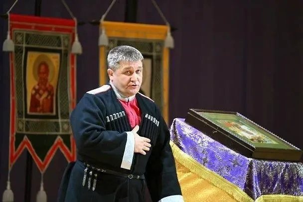 Дело Власова растёт экс чиновников Кубани подозревают в хищении средств на закупке БПЛА Уголовное дело в отношении бывшего вице губернатора Александра Власова и экс главы департамента казачества Александра Тарарыкина пополнилось новым эпизодом По версии следствия через департамент проводились махинации с поставками дронов для нужд СВО Правоохранители сообщают что по прямому указанию первых лиц региона поставщиком был выбран Роман Любименко Закупка велась у единственного поставщика по ценам выше рыночных а само качество дронов не соответствовало заявленным требованиям На данный момент Любименко объявлен в розыск Следствие продолжает изучать обстоятельства заключения контрактов и связи представителей Кубанского казачьего войска с региональной администрацией чтобы установить всех причастных к краже 90 миллионов бюджетных рублей