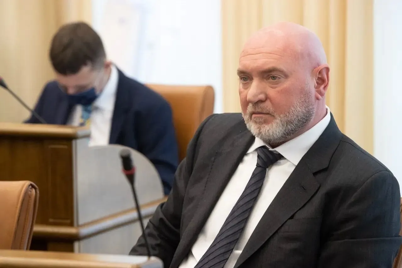 По 14 лет колонии дали вице спикеру красноярского заксобрания и его сыну ЛДПР назвала дело политическим Кировский районный суд Красноярска признал бывшего депутата Госдумы вице спикера заксобрания Красноярского края Сергея Натарова ЛДПР виновным в растрате в особо крупном размере отмывании денег и незаконном образовании юрлица ч 4 ст 160 ст 174 1 и ст 173 1 УК Ему вменяли 11 эпизодов растраты Сергея Натарова обвиняли в хищении более 100 млн рублей при поставках товаров и услуг в северный город Игарка По делу также проходят сын Натарова Антон который работал советником Александра Усса возглавлявшего в то время регион и ещё 10 человек Сейчас Усс член Совета Федерации С декабря 2021 года Сергей Натаров находится в СИЗО Он полностью отрицает вину Судья Юрий Резников приговорил Сергея Натарова и Антона Натарова к 14 годам колонии общего режима Красноярское региональное отделение ЛДПР считает приговор несправедливым и не имеющим под собой правовых оснований По информации защиты Натарова в ходе следствия и процесса были зафиксированы многочисленные процессуальные нарушения и несоответствия заявили в партии Причинами уголовного преследования Натарова мы считаем его успешную политическую деятельность и отстаивание интересов жителей края Подписаться Прислать новость Помочь бустами