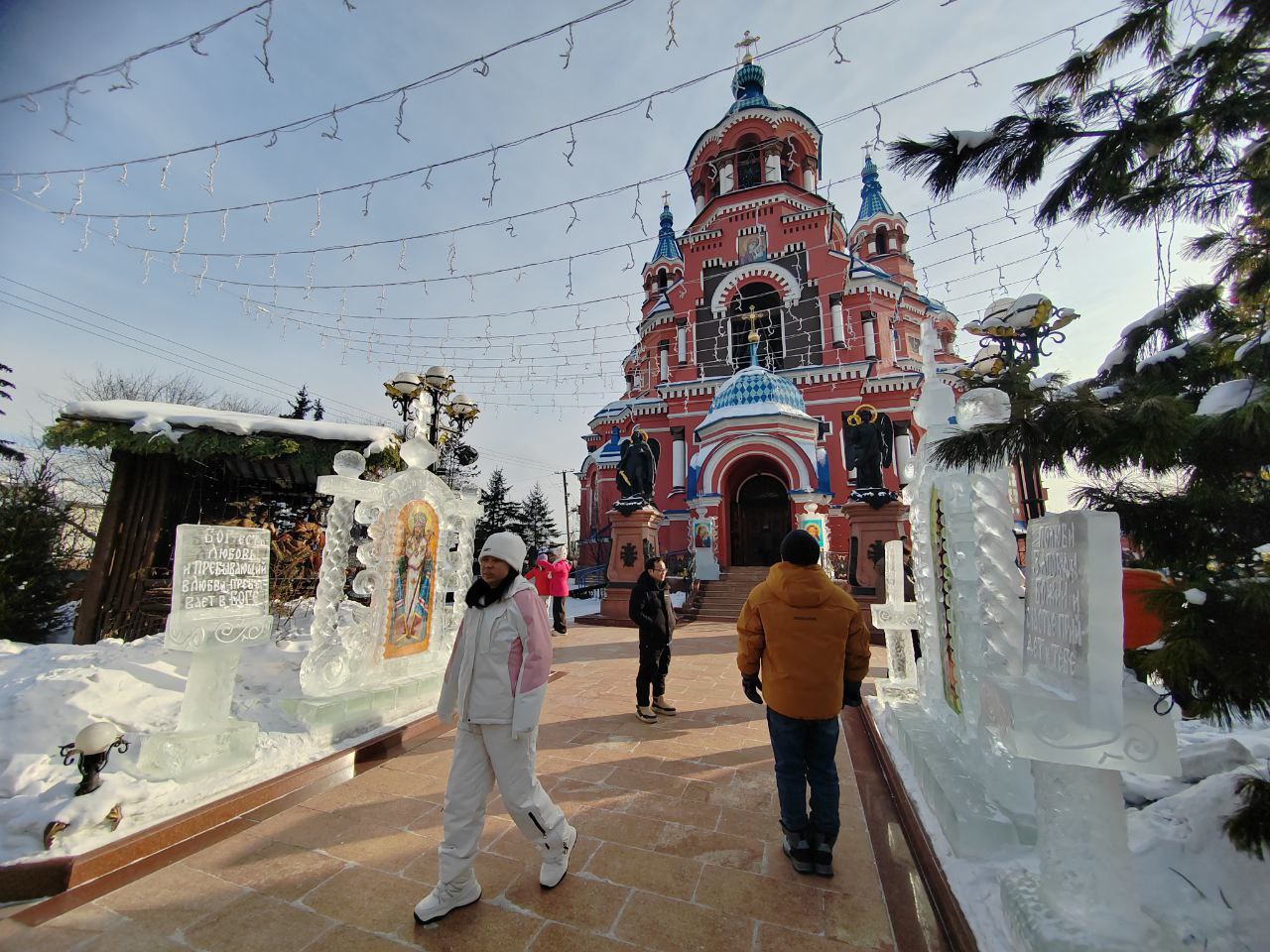 Путин объявил Годы российско китайского сотрудничества в области образования Вчера Президент России Владимир Путин и председатель КНР Си Цзиньпин провели переговоры по видеосвязи акцент в которых сделали на дальнейшее двустороннее сотрудничество между нашими странами Перекрестные годы России и Китая регулярно проводятся с 2006 года и за это время стали устойчивым инструментом развития двустороннего сотрудничества Они охватывали такие сферы как туризм наука и инновации молодежные обмены СМИ спорт и культура и на практике показали что страны действительно развивают всеобъемлющее стратегическое партнерство далеко выходящее за рамки экономического или военно политического сотрудничества отметила член Экспертного клуба Дигория Инна Рудая прокомментировала переговоры Москвы и Пекина для ФедералПресс По ее словам накануне Владимир Путин подписал распоряжение о проведении в 2026 и 2027 годах Годов российско китайского сотрудничества в области образования Фото Новая Бурятия