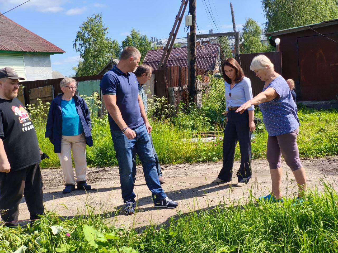 ЛДПР помогает жителям Архангельска решить проблему подтоплений Депутат Мария Харченко ЛДПР организовала встречу с жителями Архангельска и замглавы города Михаилом Ивановым, чтобы обсудить проблему подтоплений на улицах Российской, Донской и Уральской. Из-за плохого соостояния коммуникаций жители здесь каждый год страдают от затоплений. «Проблема долгое время оставалась без должного внимания властей. Люди буквально тонут каждую весну и после сильных дождей. Мы, ЛЛПР, не могли остаться в стороне», – пояснила цель выезда Мария Харченко. После вмешательства ЛДПР необходимые на замену коммуникаций средства были найдены. А Михаил Иванов пообещал организовать работы в ближайшее время. «Подобные выезды – это хороший способ увидеть проблемы своими глазами. Когда ты стоишь на размытой дороге или видишь затопленный подвал, или как здесь забитую водопропускную трубу, понимание ситуации и ответственность совсем другие», - отметила Мария Харченко.