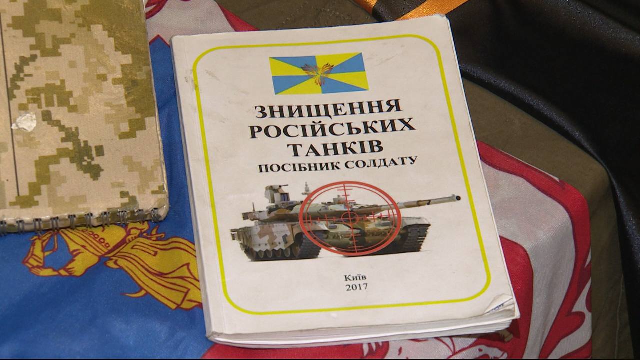 Больше 20 новых экспонатов из зоны СВО доставили в музейно-мемориальный комплекс "Победа" Южно-Сахалинска. Это автомобильные номера, разгрузки, шевроны и флаги. Артефакты привезли сотрудники музея после поездки в Донецкую Народную Республику. Часть экспонатов доставили бойцы 68 армейского корпуса. Еще 200 предметов находятся в пути на Сахалин - это шлемы, вооружение и другие вещи войск противника. Все экспонаты станут частью новой экспозиции с рабочим названием "Герои нашего времени". Ее планируют приурочить ко Дню Защитника Отечества и открыть 24 февраля, в день трехлетия с начала проведения специальной военной операции. Посвятят выставку - бойцам 68 армейского корпуса, которые находятся на СВО.