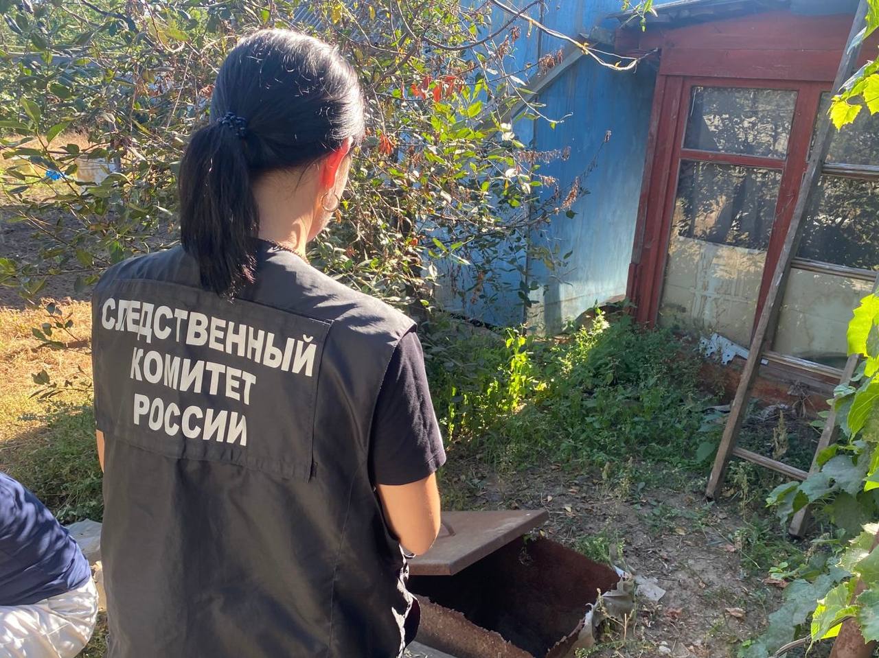 В Энгельсе ребенок погиб в канализационном колодце Следствие возбудило уголовное дело по факту гибели трехлетнего ребенка в результате падения в колодец Согласно предварительным сведениям трагедия произошла сегодня 23 сентября на территории частного домовладения в Энгельсе Мальчик упал в канализационный колодец Позднее его нашли мертвым Следователи изучили место происшествия выясняют все обстоятельства произошедшего Все эксклюзивы kommersant64