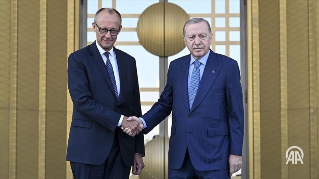 Канцлер Германии Фридрих Мерц прибыл с визитом в Турцию У Президентского комплекса в Анкаре состоялась церемония официальной встречи высокого гостя президентом Турции Реджепом Тайипом Эрдоганом После того как лидеры заняли свои места на церемониальной площадке прозвучали государственные гимны двух стран Фридрих Мерц приветствовал строй почетного караула У Комплекса были вывешены 16 флагов по числу тюркских государств существовавших в течении истории В честь канцлера ФРГ был произведен 21 оружейный залп Подробнее на нашем сайте v aa com tr 3730710 24 7 в сутки с Агентством Анадолу