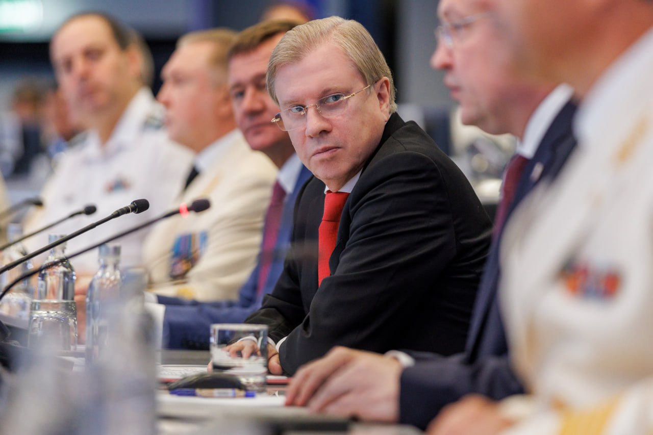 Виталий Савельев: Морской и речной транспорт успешно решают важные задачи в интересах государства и граждан и вносят существенный вклад в достижение национальных целей развития Вице-премьер провел селекторное совещание, приуроченное к празднованию Дня работников морского и речного флота. Участники совещания подвели итоги работы транспортного комплекса в области морских и речных перевозок, обсудили готовность к старту погрузочно-разгрузочных работ в Севастопольском морском порту, заслушали доклад об окончании ледокольной навигации – в ней приняли участие 13 ледоколов, которые провели 1380 судов, – рассмотрели вопросы завершения дноуглубительных работ в акватории морского порта Махачкала и ввода в эксплуатацию плавучего причала №9 в Таганроге, а также проводили в добрый путь выпускников Государственного морского университета имени адмирала Ф.Ф.Ушакова. Кроме того, шла речь о запуске перегрузочного комплекса «Нижний Бестях» и завершении реставрации здания морского вокзала в Сочи. В 2024 году стартовал федеральный проект «Речные магистрали». В прошлом году по 12 субсидируемым маршрутам было перевезено порядка 34 тыс. пассажиров. В этом году география перевозок будет расширена. Планируется, что по итогам года будет перевезено порядка 52 тыс. пассажиров по 14 маршрутам. «Морской и речной транспорт являются важной частью единого транспортного комплекса России, успешно решают важные задачи в интересах государства и граждан и вносят существенный вклад в достижение национальных целей развития. В России 62 морских порта, которые обеспечивают перевалку товаров и грузов на экспорт. Наша страна занимает уникальное место в мире по водным ресурсам – протяженность внутренних водных путей составляет более 102 тыс. км. Идет активная работа по развитию внутреннего речного транспорта, реализуются крупные инфраструктурные проекты, такие как строительство Городецкого гидроузла на реке Волге, Багаевского гидроузла на реке Дон», – отметил Виталий Савельев. Новости Правительства России