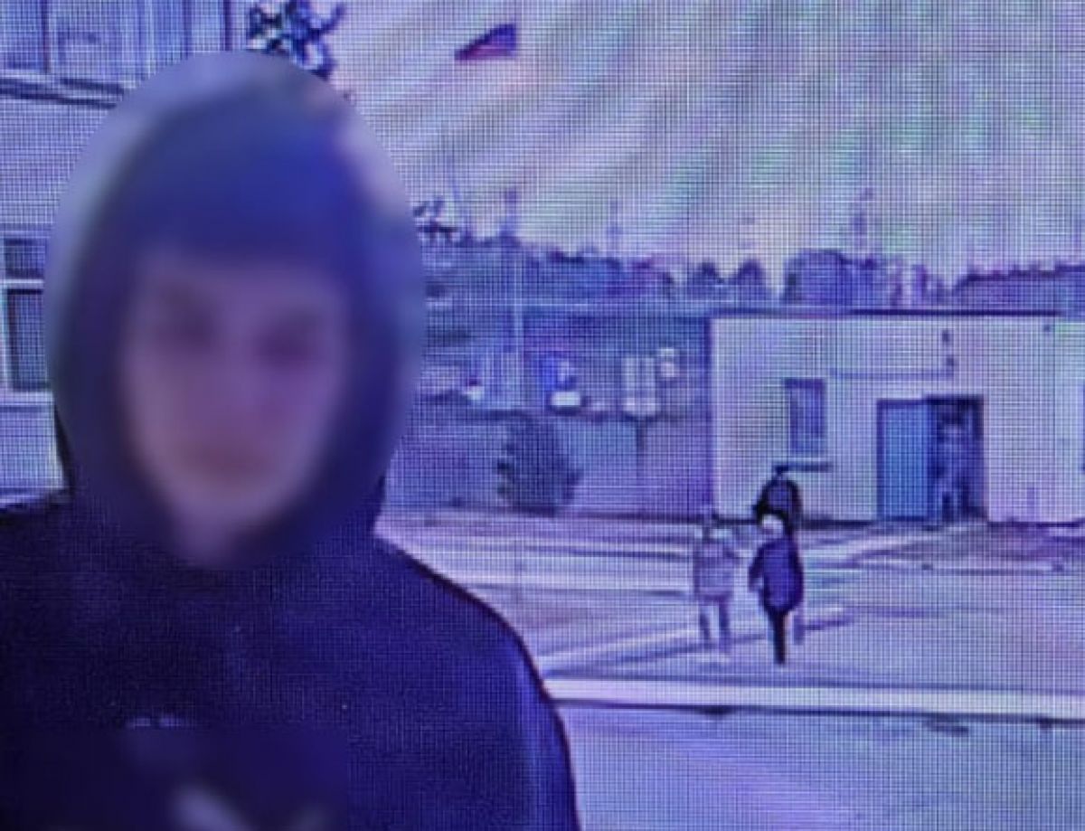 19-летний житель Астраханской области помог мошенникам ограбить двух тульских пенсионеров Житель Астраханской области помог мошенникам ограбить двух тульских пенсионеров. 19-летний молодой человек выступил в роли курьера - он передал злоумышленнику денежные средства пенсионеров. ↗ Прислать новость Подписаться