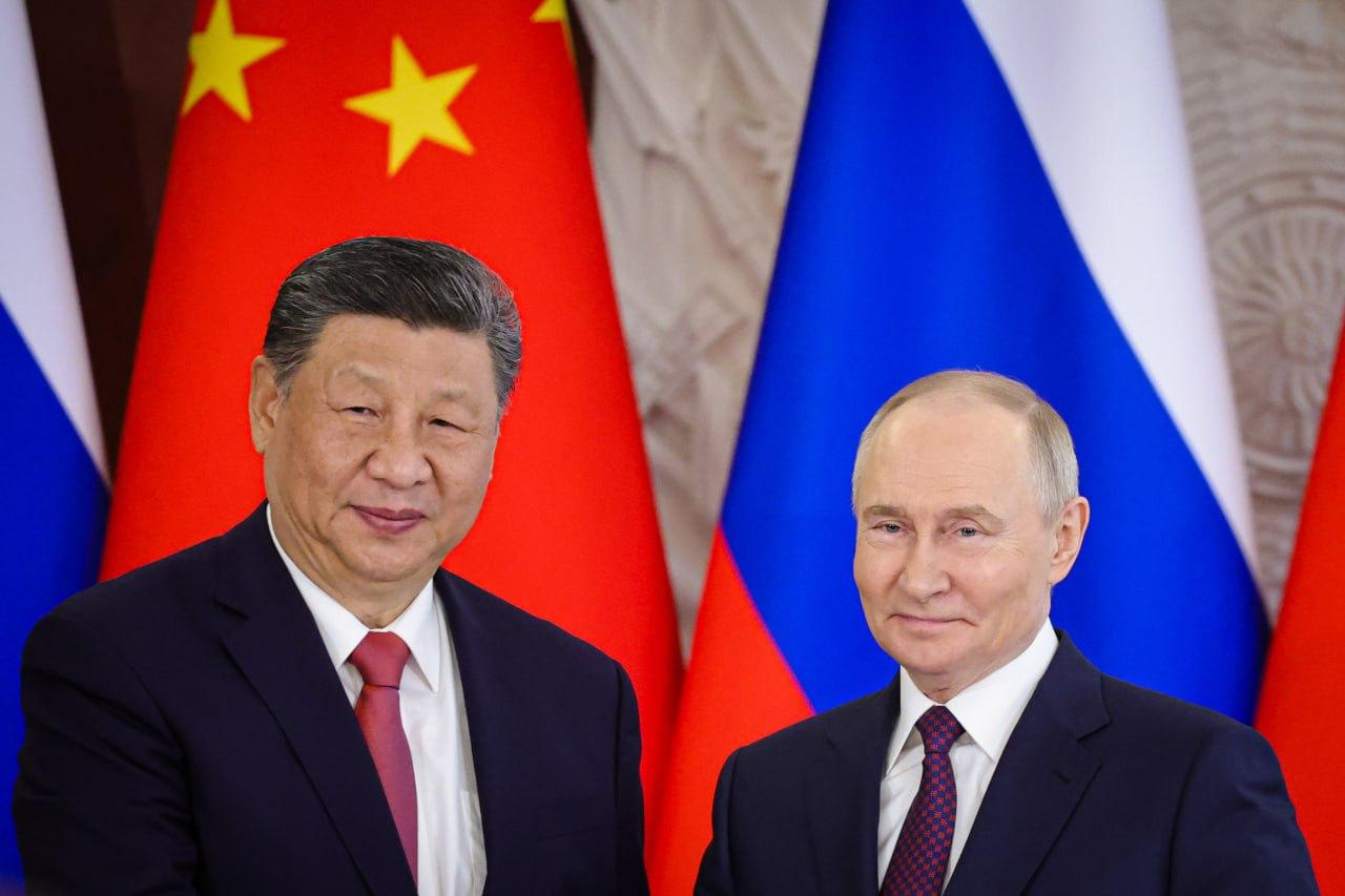 Путину оказали подчеркнутое внимание на саммите ШОС в Китае Тяньцзинь 31 августа ИА Цивилизация ШОС Президенту России Владимиру Путину и российской делегации уделяется особое внимание на проходящем в Китае саммите Шанхайской организации сотрудничества ШОС Как сообщил помощник президента РФ Юрий Ушаков Владимир Путин уже провел встречу с председателем КНР Си Цзиньпином в ходе которой подробно обсудил последние российско американские контакты Особое отношение к российской делегации было продемонстрировано и на приеме в честь глав государств Традиционная китайская кухня и концерт который начался с Подмосковных вечеров отметил Юрий Ушаков По словам пресс секретаря президента Дмитрия Пескова в рабочем графике Владимира Путина также запланирован ряд двусторонних переговоров в том числе возможна встреча с лидером Азербайджана Ильхамом Алиевым Фото kremlin ИА ЦИВИЛИЗАЦИЯ Подписаться Цивилизация в Rutube ВКонтакте