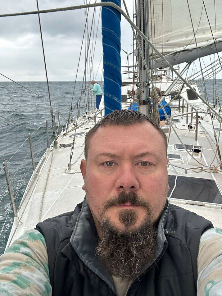 Краснодарец пересек Атлантику с флагом Кубани.   Член РГО Евгений Прощенко присоединился к российско-бразильской экспедиции на Азорских островах. Яхта стартовала от бразильского Сальвадора, прошла через Атлантику, Исландию и Шпицберген.   Путь до Мурманска был сложным: нам пришлось справляться с поломками навигационного оборудования и штормами. Волны порой достигали 2,8 метра. Два раза были опасные моменты, когда надо было брать рифы на парусах. Порой приходилось отключать отопление. Но яхта большая и надежная, мы успешно достигли пункта назначения, а поврежденный парус отправили в ремонт, — рассказал Прощенко.   Как рассказали в РГО, флаг Кубани, который взял с собой Прощенко, подписал легендарный 82-летний капитан Алейшо Белов, совершивший шестое подобное плавание. Теперь полотнище хранится в краснодарском отделении организации.    rgo.krasnodar  Кубань 24