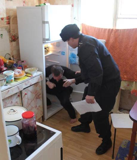 В Башкирии должник по алиментам спрятался от приставов за холодильником 40-летний житель Калтасинского района задолжал 600 тысяч рублей своим детям и не явился на судебное заседание. Его сожительница утверждала, что он ушел на рыбалку, но приставы не поверили и осмотрели помещение. Должника нашли за холодильником и в наручниках доставили в суд. За неуплату алиментов ему назначено наказание в виде 6 месяцев лишения свободы условно. Моя Уфа. Подписаться Прислать новость