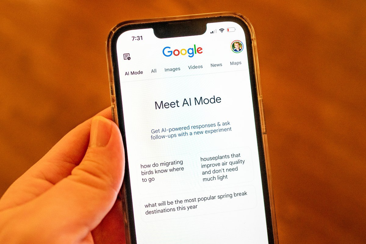 Google расширяет режим AI Mode на глобальный рынок и добавляет агентные возможности следующего поколения Теперь ассистент способен самостоятельно планировать и выполнять многошаговые задачи инициировать проактивные действия и координировать приложения и сервисы без ручного микроменеджмента Обновление обещает более естественные диалоги контекстную память и гибкие автоматизации для повседневных сценариев от организации поездок до обработки документов Компания делает акцент на прозрачности и контроле пользователя позволяя настраивать разрешения и видеть какие данные задействованы при выполнении задач Источник SeveraAIClub