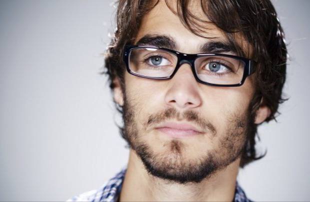 Быть умным быть ОДИНОКИМ люди с высоким IQ не могут годами вступить в отношения Исследователи проанализировали данные 17 тысяч человек и нашли любопытную связь чем выше интеллект и уровень образования тем чаще человек остаётся без пары Почему так происходит Умные люди редко влюбляются с ходу Вместо эмоций анализ взвешивание и рациональный подход к выбору партнёра В итоге до реальных отношений дело может так и не дойти Меньше думать надо