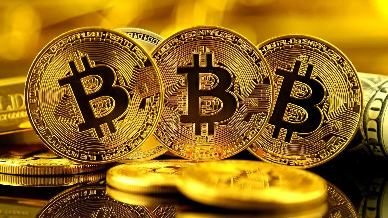 Майнеры добыли 95% от всех биткоинов в сети. В сети биткоина добыто почти 95% от всех существующих монет, или около 19,9 млн BTC $2,36 трлн . Это означает, что майнерам первой криптовалюты осталось создать примерно 1,1 млн монет $130 млрд по курсу на 22 июля 2025 года . По прогнозам специалистов, 99% от всех биткоинов будет добыто к январю 2035 года. Как данное обстоятельство отразится на рынке криптовалют пока предсказать проблематично.