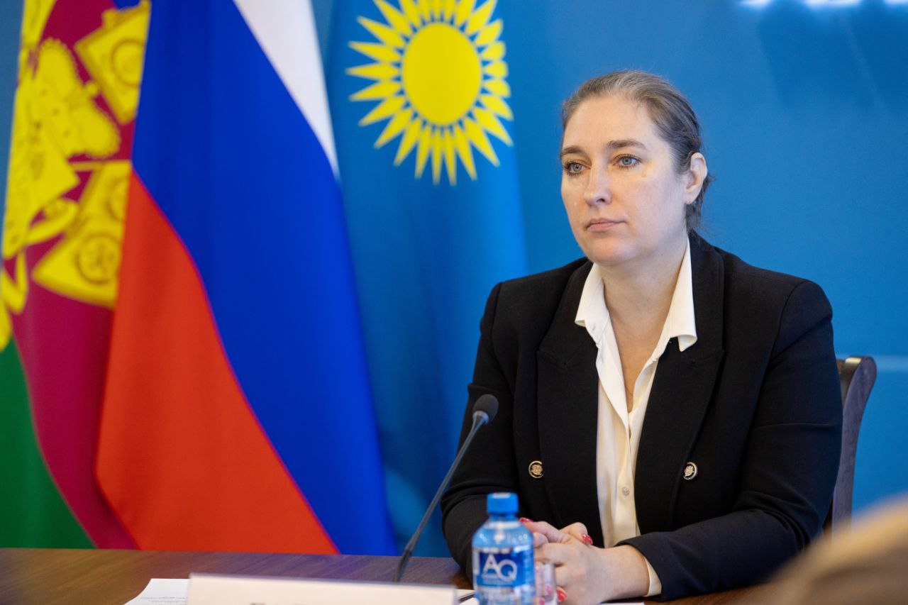На краевом совещании обсудили меры по снижению молодежной преступности Губернатор Вениамин Кондратьев и начальник Управления ФСБ РФ по Краснодарскому краю Леонид Михайлюк провели совместное заседание постоянно действующего координационного совещания по обеспечению правопорядка. В работе в анапской студии участвовали временно исполняющая полномочия мэра Светлана Балаева, председатель Совета Вячеслав Вовк, руководители силовых и надзорных ведомств. – В Краснодарском крае живет 1,3 миллиона детей, и наша общая задача – защитить их от негативного влияния. Необходимо качественное межведомственное взаимодействие, чтобы свести к минимуму молодежную преступность. Для этого надо предоставить детям возможность разнообразного отдыха и дополнительного образования, развития творческих способностей, – подчеркнул Вениамин Кондратьев. По мнению главы региона, важно работать на предупреждение. Он поручил разработать систему, в которой муниципалитеты, ТОСы и участковые будут получать сигналы о рисковом поведении подростков и передавать их в департамент молодежной политики, где эти случаи будут анализировать и купировать, чтобы ребенок не нарушил закон. В Анапе на постоянной основе проводится профилактическая работа по предупреждению безнадзорности, правонарушений и антиобщественных действий несовершеннолетних, выявлению и устранению способствующих этому причин и условий. Утверждена межведомственная муниципальная программа «Профилактика безнадзорности и правонарушений несовершеннолетних», для подростков и их законных представителей организована работа чат-бота «Ваша школа», реализуется проект «Папы против травли», в образовательных организациях проходят мероприятия на правовую тематику, где учащимся разъясняют их права и обязанности.