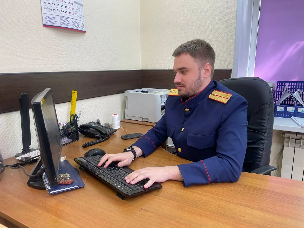 Бывший главный бухгалтер одного из образовательных учреждений города Томска подозревается в присвоении денежных средств Следственным отделом по Ленинскому району города Томска следственного управления Следственного комитета Российской Федерации по Томской области возбуждено уголовное дело в отношении бывшего главного бухгалтера профессионального образовательного учреждения города Томска подозреваемой в совершении преступления предусмотренного ч 3 ст 160 УК РФ присвоение совершенное лицом с использованием своего служебного положения По версии следствия в феврале 2023 года подозреваемая используя свое служебное положение инициировала заключение договора со своей родственницей на оказание консультационных услуг которые фактически не оказывались В период с февраля 2023 года по ноябрь 2024 года выплаченные в качестве вознаграждения по договору денежные средства в общей сумме свыше 440 тысяч рублей были присвоены фигуранткой и использованы ею по собственному усмотрению Противоправная деятельность подозреваемой была выявлена и пресечена благодаря слаженной работе следователей СК России и сотрудников ОЭБиПК ОМВД России по Ленинскому району города Томска   В настоящее время следователями проводятся необходимые следственные и процессуальные действия направленные на установление всех обстоятельств произошедшего а также принимаются меры к обеспечению возмещения причиненного ущерба Подписывайтесь на Следком Томской области ВКонтакте MAX