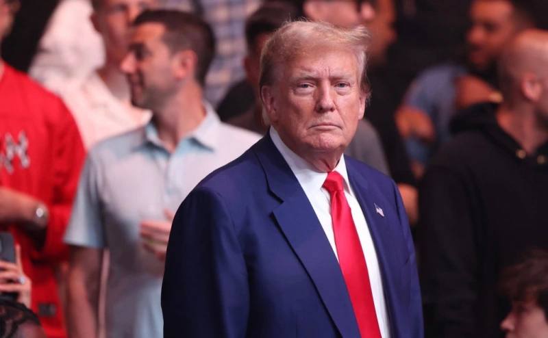 Франция перенесла саммит G7 ради турнира UFC в Белом доме Франция перенесла даты саммита G7 в Эвиане чтобы избежать совпадения с турниром UFC который запланирован на лужайке Белого дома 14 июня в честь 80 летия президента США Дональда Трампа Об этом сообщило издание Politico со ссылкой на источники знакомые с планированием мероприятия Изначально встречу лидеров Большой семерки планировалось провести с 14 по 16 июня Теперь новые даты саммита с 15 по 17 июня Наши партнеры сочли что участие Трампа в саммите G7 как лидера свободного мира имеет важное значение Они любезно сдвинули даты чтобы учесть график президента США заявил представитель Белого дома Getty Images Подписаться на РБК Спорт