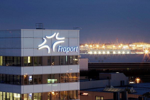 Fraport: продажа 25%-й доли аэропорта Пулково завершится в ближайшие дни  Немецкая компания Fraport завершит продажу 25-процентной доли в петербургском аэропорту Пулково в ближайшие дни. Об этом сообщает РБК со ссылкой на данные компании.  «Был заключен соответствующий договор купли-продажи и передачи акций. Для завершения передачи акций требуется только зарегистрировать смену владельца в Российском реестре компаний. Ожидается, что сделка будет завершена в течение нескольких дней», — сказано в сообщении.  Концессия началась в апреле 2010 года, срок действия контракта составлял 30 лет, уточнила компания и сообщила о планах сосредоточиться на своих «глобальных стратегиях роста».  aviaru.net/n278406