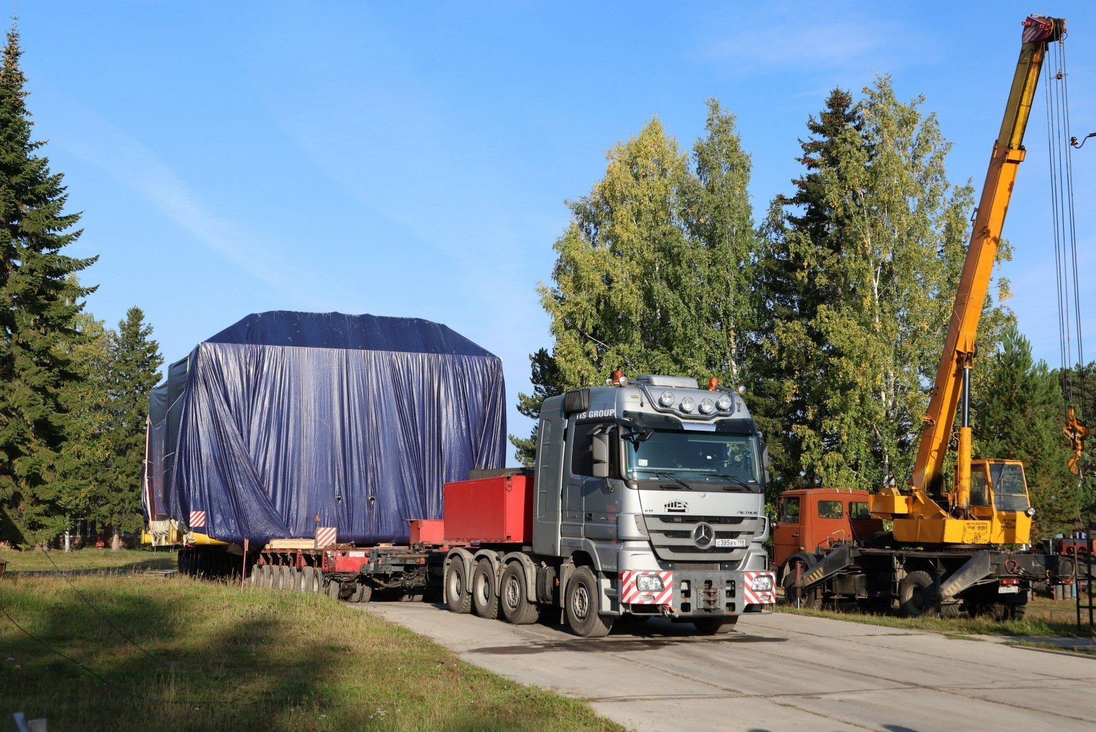 Росатом доставил в Северск основные элементы корпуса быстрого реактора БРЕСТ ОД 300   В ЗАТО Северск Томской области на площадку сооружения Опытно демонстрационного энергокомплекса IV поколения доставлена партия крупногабаритных изделий для инновационного реактора на быстрых нейтронах БРЕСТ ОД 300 металлическая оболочка центральной полости реакторной установки внутренний кожух для корзины активной зоны первая оболочка периферийной полости всего таких оболочек четыре   www atomic energy ru news 2025 09 08 159172