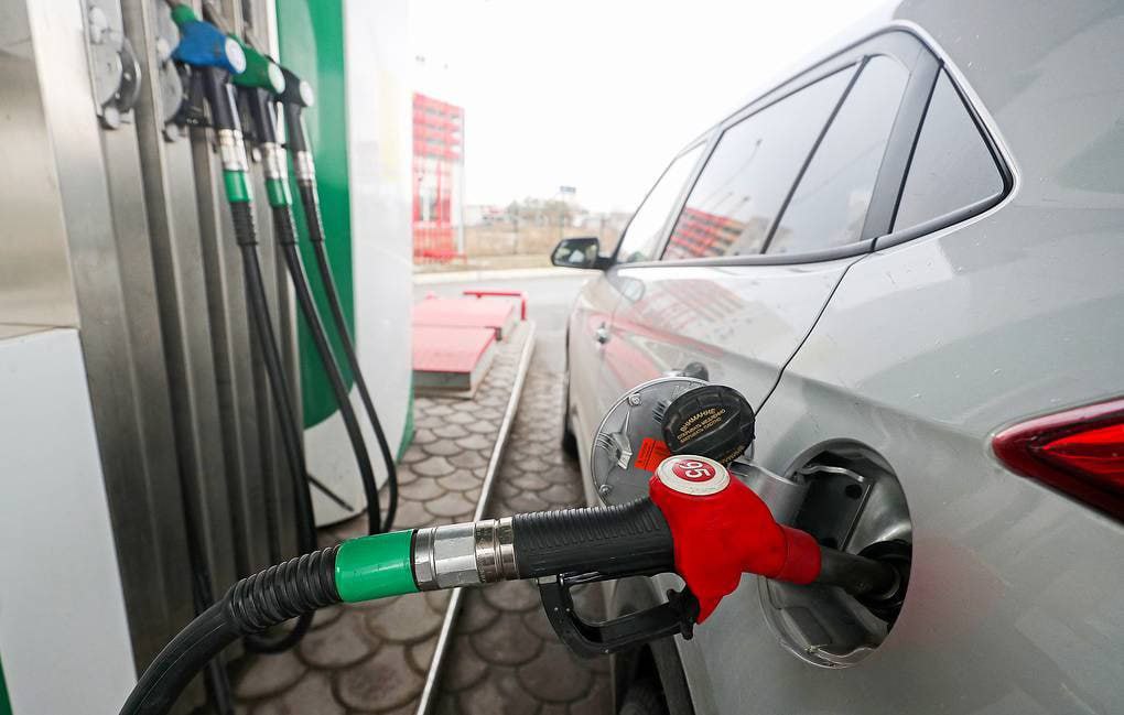 В Ростовской области снова побит ценовой рекорд на бензин — АИ-95 уже по 63,19 рубля. На Дону бензин продолжает медленно, но верно дорожать. За последнюю неделю цена на топливо снова обновила рекорд: средняя стоимость по региону — 61,05 рубля за литр. Это плюс ещё одна копейка к предыдущей неделе. Бензин АИ-92 сейчас стоит в среднем 56,85 рубля, а АИ-95 — уже 63,19. Для сравнения: неделей раньше он стоил 63,18. Казалось бы, мелочь — но рост идёт стабильно. Цены на АИ-98 82,06 рубля и дизель 66,62 рубля остались без изменений.