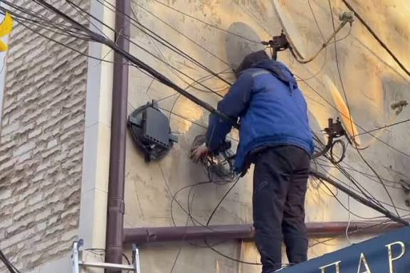 В Махачкале переводят интернет кабели в подземные сети Мероприятия проводятся по предписанию Управления административно технической инспекции и муниципального контроля Работы развернулись на улице Дахадаева на участке от улицы Расула Гамзатова до улицы Коркмасова Параллельно прокладываются новые подземные кабельные каналы и отводы на пересечениях улицы Дахадаева с улицами Ахмата Хаджи Кадырова Ермошкина и Коркмасова По уже готовым подземным трассам уже проложен новый оптический кабель Администрация уточняет что работы по переводу кабелей в подземное пространство будут продолжены и на других улицах Махачкалы