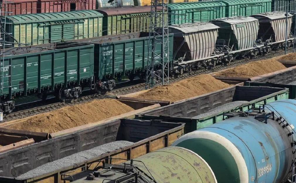 Погрузка удобрений на железной дороге в Башкирии увеличилась в пять раз  Предприятия Башкирии в июле отправили железнодорожным транспортом 26,7 тыс. тонн минеральных удобрений. Это в пять раз больше, чем было в июле 2024 года.  Всего за июль на станциях железной дороги в республике было погружено 1,7 млн тонн различных грузов. Кроме удобрений, выросли отправки строительных грузов — на 41,7% год к году, до 215 тыс. тонн. Погрузка химикатов и соды увеличилась на 0,3%, до 133,7 тыс. тонн. Основными грузополучателями соды остаются предприятия России и стран СНГ.    РБК-УФА