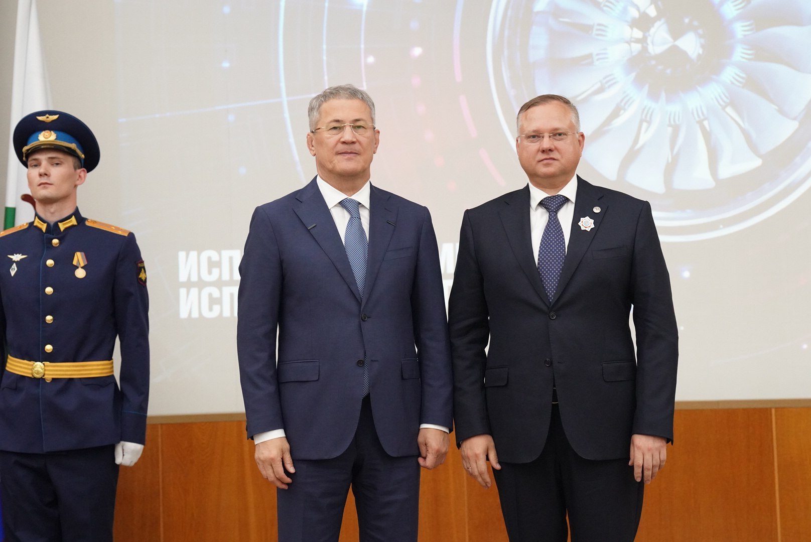 Объединенная двигателестроительная корпорация  VK   ОДК-УМПО указом президента Российской Федерации награждено орденом Александра Невского  Уфимское предприятие удостоено государственной награды за высокие производственные показатели и большой вклад в развитие авиационного двигателестроения России.    Орден коллективу легендарного двигателестроительного предприятия вручил глава Госкорпорации Ростех Сергей Чемезов. Он отметил, что орден Александра Невского - это признание заслуг всего коллектива ОДК-УМПО перед страной.  Сегодня предприятие решает в корпорации важнейшие производственные задачи. Здесь работают более 26 000 высококвалифицированных специалистов, которые производят современные авиационные и индустриальные двигатели.   «Предприятие ОДК-УМПО по всем направлениям своей работы показывает умение соответствовать вызовам времени, принимать и реализовывать отраслевые и государственные стратегические задачи, а главное – способность двигаться вперед и создавать уникальные разработки, которые изменят...