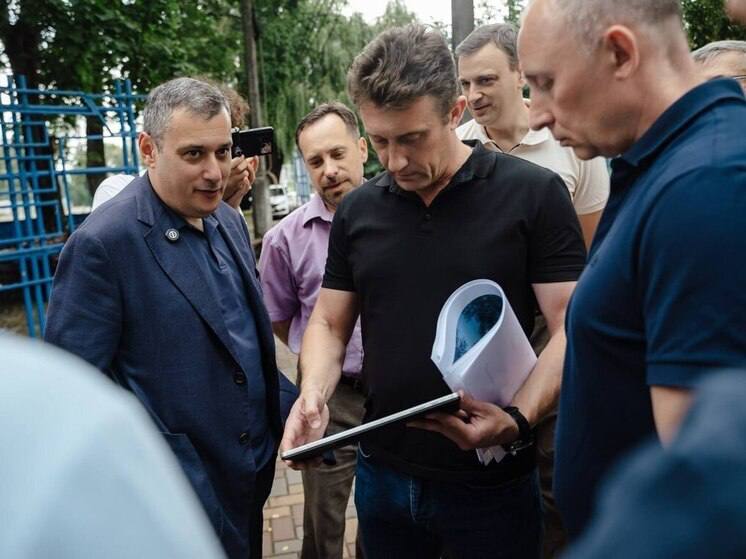 А. Хинштейн проверил благоустройство парков в Курске Врио губернатора Александр Хинштейн совместно с представителями регионального правительства провёл инспекцию работ по облагораживанию центральных парковых зон в Курске. В Детском парке подрядчик выполняет демонтажные работы. Затем там появятся аллея со сказочными героями, современные игровые комплексы, креативные архитектурные формы, а также спортобъекты, в том числе площадка для воркаута, каток, зелёные изгороди. Благоустройство осуществляется за счёт внебюджетных источников. Как подчеркнул врио губернатора, такие масштабные работы должны иметь комплексный подход с перспективой на будущее. По проекту предусмотрена реконструкция соседней территории – сквера у Курской государственной филармонии. Оба пространства собираются оборудовать системой «Безопасный город». А в сквере «Спутник» благоустройство реализуют в рамках федерального проекта под названием «Формирование комфортной городской среды». На этой территории возвели новые подпорные стены, завершили монтаж дорожек, установили опоры освещения и подключают их к сетям. Специалисты также начали укладку тротуарной плитки. Завершить благоустройство планируют в следующем месяце, а именно к 15 августа. #СолодовниковКратко #СолодовниковГД