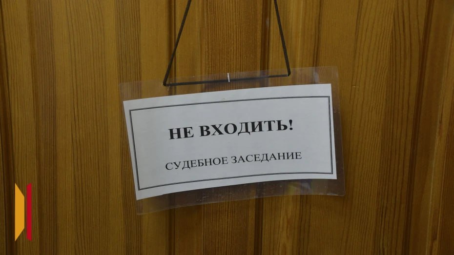 Пятеро воронежцев были осуждены за покупку фальшивой инвалидности у врачей Всего с ноября 2020 года по декабрь 2022 года пять жителей города передали 1 3 млн рублей заведующей отделением амбулаторно поликлинической помощи городской поликлиники 3 За это время инвалидность была незаконно установлена шесть раз Кроме того государство успело выплатить 2 3 млн рублей людям фактически не имевшим права на получение социальных выплат по инвалидности Взяточникам грозит до 12 лет лишения свободы В продаже фальшивых инвалидностей была замешана не только заведующая отделением но и заведующая кабинетом по экспертизе временной нетрудоспособности городской поликлиники 11 а также бывший главврач Воронежской областной клинической инфекционной больницы Сейчас суд рассматривает уголовное дело о получении взяток врачами Подписывайтесь на канал РИА Воронеж в Max