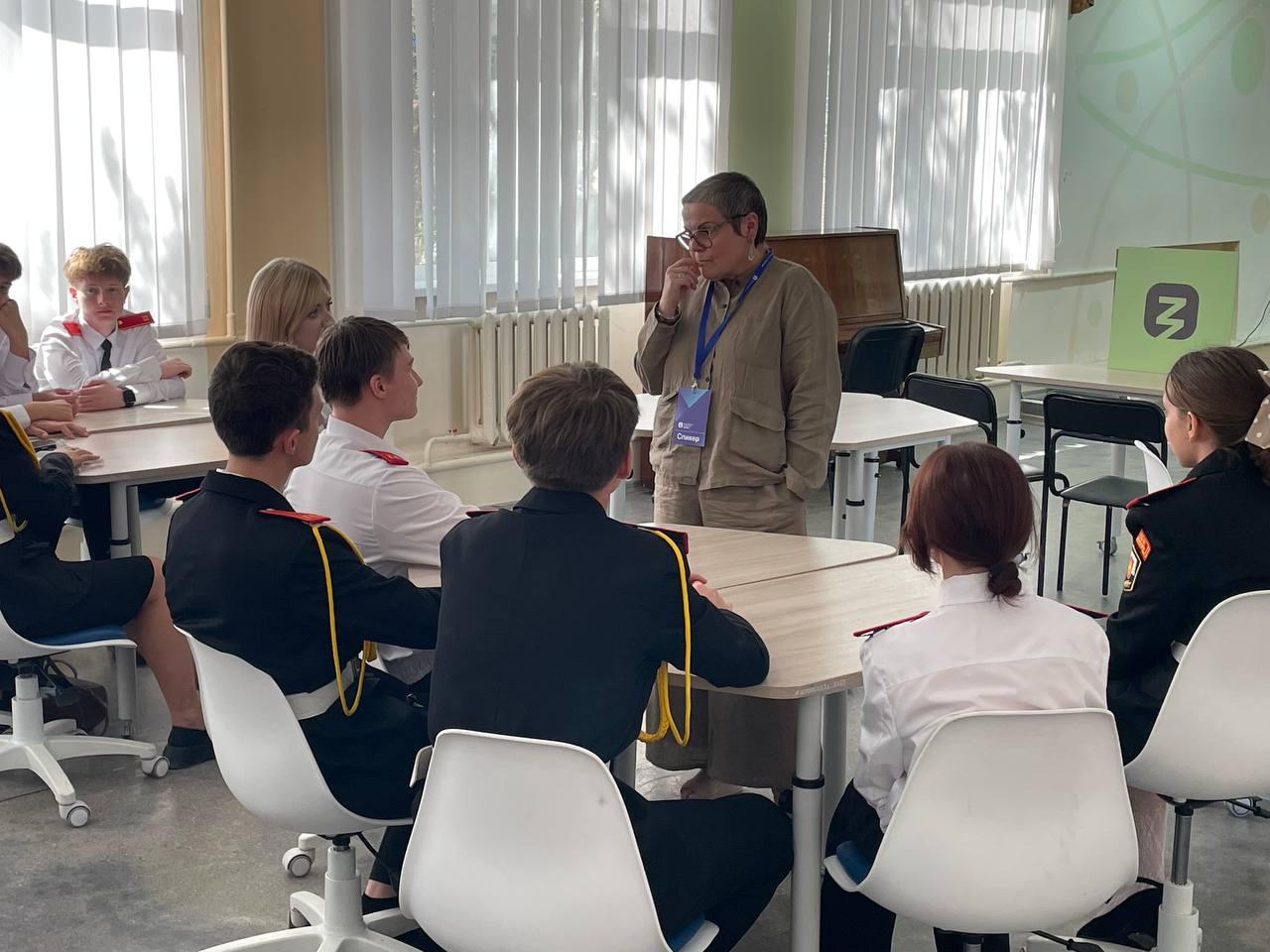 Председатель Херсонской областной Думы провела лекцию Общества Знание для школьников региона С 1 по 30 сентября Российское общество Знание проводит Всероссийскую акцию Поделись своим знанием На базе образовательных организаций страны проходят просветительские уроки и мастер классы в ходе которых выдающиеся деятели страны делятся своими знаниями Так херсонский филиал Общества Знание организовал встречу обучающихся Скадовской школы 1 c Председателем областной Думы Татьяной Томилиной Лектор рассказала школьникам о тех этапах и событиях которые привели регион к воссоединению с Российской Федерацией Встреча позволила ребятам глубже понять значение единства народа для достижения поставленных целей ценность родной земли и роль патриотизма в жизни каждого гражданина Возвращение исторических территорий в состав России это закономерный процесс обусловленный стремлением к стабильной экономической и политической жизни которая соответствует нашему менталитету богатой истории и потенциалу подчеркнула Татьяна Томилина Она напомнила что Специальная военная операция начатая 24 февраля 2022 года имеет своей главной целью защиту жителей Донбасса а воссоединение Донбасса и Новороссии с Россией стало поистине значимым событием знаменующим новую эру консолидации русских земель В ходе встречи школьники имели возможность задать свои вопросы узнать о личных переживаниях и увидеть пример настоящего служения Родине Обсуждались такие аспекты как формирование гражданской позиции и роль молодежи в развитии региона Жизнь в новых регионах России стремительно меняется к лучшему Мы видим активное строительство и восстановление социальных объектов заводов жилых домов Люди связывают с Россией свои надежды и видят результаты ее работы Потенциал Донбасса и Новороссии включая промышленные мощности природные ресурсы и агропромышленный комплекс уже вносит значительный вклад в экономику всей страны усиливая возможности южных регионов России отметила Председатель Думы Образование