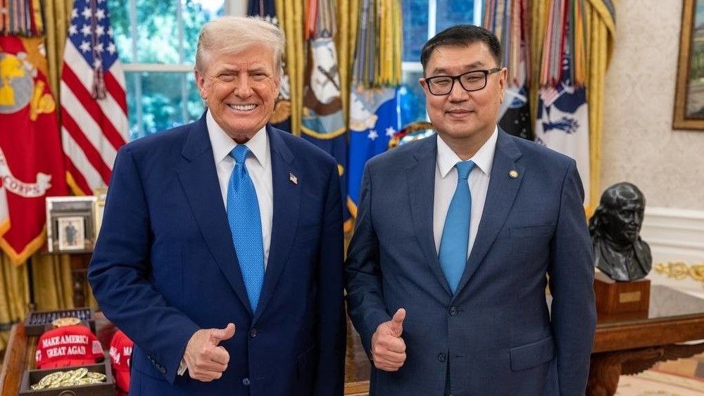 Из США депортированы 25 кыргызстанцев, которые нарушили американские миграционные законы. Их доставили в Бишкек спецрейсом.     Депортированным установили запрет на въезд в США на 5, 10, 15 лет либо пожизненно.    Твоя улыбка, когда отправил почти всех НПОшников на родину