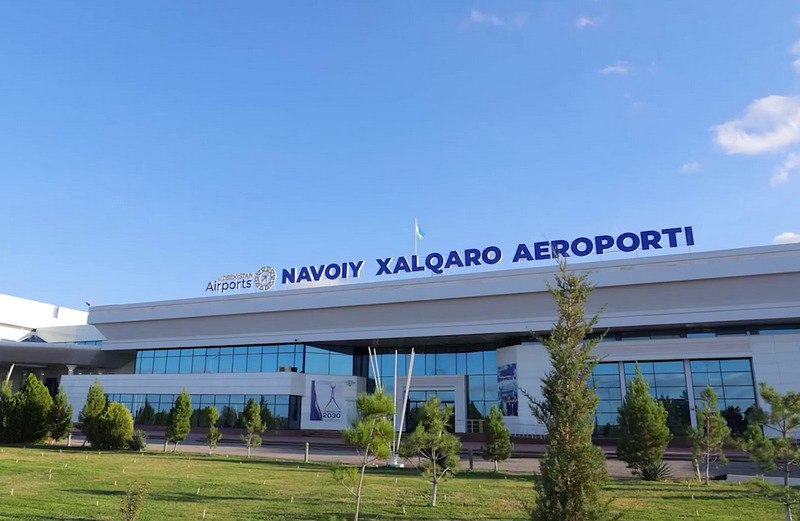 Аэропорту Навои в Узбекистане предоставят операционную и финансовую самостоятельность Президент Узбекистана Шавкат Мирзиёев подписал документ направленный на развитие аэропорта Навои NVI за счет предоставления ему большей операционной и экономической самостоятельности В настоящее время аэропорт замыкающий первую десятку крупнейших воздушных гаваней республики согласно экспертным оценкам не реализует свой потенциал в полной мере По итогам совещания президента с руководством транспортной отрасли 2 февраля принято решение перевести аэропорт Навои на принципы проектного управления Его выведут из централизованной системы оперативного управления госкомпании Uzbekistan Airports и наделят правом самостоятельно вести переговоры и заключать договоры с местными и иностранными авиакомпаниями по вопросам пассажирских и грузовых перевозок транзитных и технических посадок В рамках развития предстоит модернизировать инфраструктуру аэропорта грузовые и пассажирские терминалы обновить парк техники расширить хранилище авиатоплива а также организовать услуги по техническому обслуживанию и окраске воздушных судов и провести цифровизацию рабочих процессов Согласно разработанному бизнес плану показатели коммерческой и неавиационной деятельности аэропорта планируется увеличить на 50 Для выполнения регулярных рейсов намерены привлечь более 25 авиакомпаний а объем грузопереработки довести до более чем 20 тысяч тонн Также поставлена задача создать на территории аэропорта свободную таможенную зону порто франко которая будет специализироваться на предоставлении технических и коммерческих услуг для воздушных судов Специальное оборудование и запасные части импортируемые для технического обслуживания воздушных судов будут освобождены от таможенных пошлин до 1 января 2029 года Кроме того принято решение передать в управление аэропорта расположенную на его территории гостиницу Фото Uzbekistan Airports Подписаться на CentralAsiaPlusAero