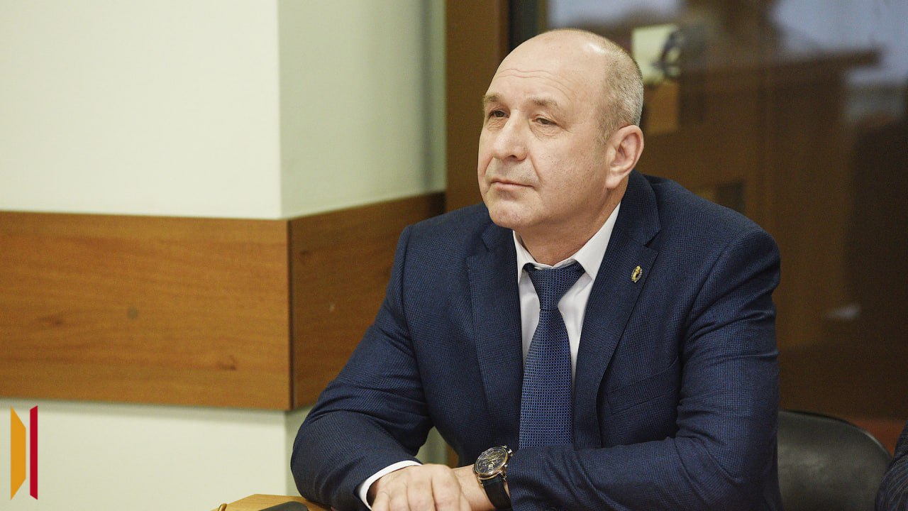 В Воронеже задержали адвоката Сергея Жеребятьева Он был задержан за попытку мошенничества на 3 млн рублей Адвокат обвиняется по ч 3 ст 30 ч 4 ст 159 УК РФ покушение на мошенничество в особо крупном размере Сергей Жеребятьев работает адвокатом с 1997 года является членом Совета адвокатской палаты Воронежской области и представителем по защите прав адвокатов при производстве обыска Также ему принадлежит крупная контора Жеребятьев и партнеры Адвокат защищал в суде ректора ВГТУ Сергея Колодяжного выступал на стороне защиты по делу полицейского которого обвинили в поджоге машины судьи Лискинского райсуда Евгения Капустина Подписывайтесь на канал РИА Воронеж в Max