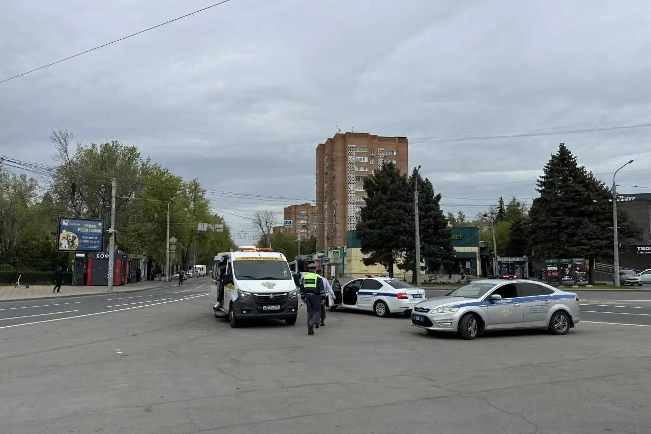 Минтранс Ростовской области провел рейды по контролю за пассажирскими перевозками В Ростовской области продолжаются совместные рейды министерства транспорта Госавтоинспекции и Ространснадзора направленные на обеспечение безопасности пассажиров и предотвращение нарушений в сфере автомобильных перевозок В ходе недавней проверки был выявлен ряд серьезных нарушений три водителя были допущены к работе без обязательных предрейсовых и послерейсовых медицинских осмотров столько же автомобилей было выпущено на линию без надлежащего контроля технического состояния В трех такси отсутствовала информация о перевозчике водителе и правах пассажиров а еще три автомобиля такси не имели специальной цветографической схемы У одного из перевозчиков также отсутствовал обязательный договор страхования гарантирующий защиту прав пассажиров в случае причинения вреда По итогам проверок будет возбуждено 13 дел об административных правонарушениях к нарушителям будут применены меры предусмотренные законодательством включая возможную приостановку действия разрешений на перевозку Министерство транспорта Ростовской области напоминает безопасность пассажиров превыше всего Соблюдение установленных правил залог качественных и безопасных поездок Рейды проводятся регулярно для поддержания высокого уровня обслуживания и защиты прав каждого пассажира