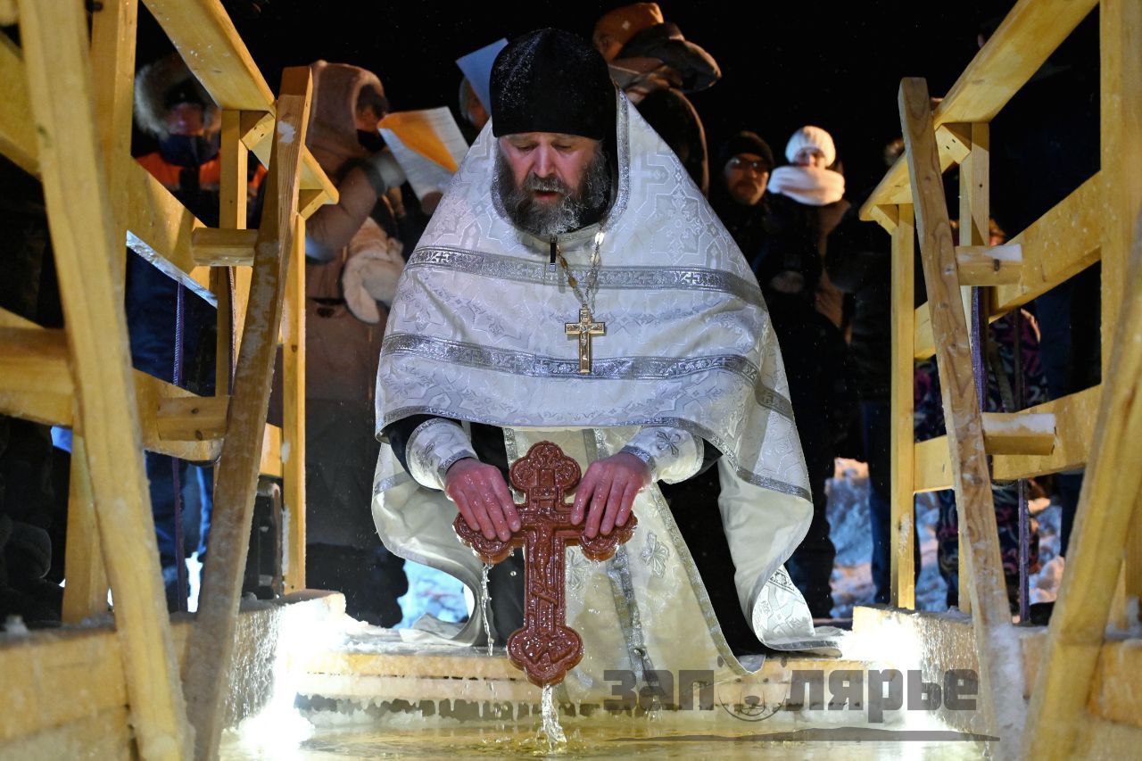 В крещенскую ночь в прорубь окунулись 1230 жителей Норильска  В праздник Крещения Господне, невзирая на холод, 1230 жителей Норильска совершили обряд омовения в ледяной купели, расположенной на территории лыжного комплекса «Оль-Гуль».   По информации администрации города, это почти в два раза больше, чем в прошлом году. Всего мероприятие посетили 2300 жителей и гостей города. По традиции, многие приезжали семьями.  Написать нам: