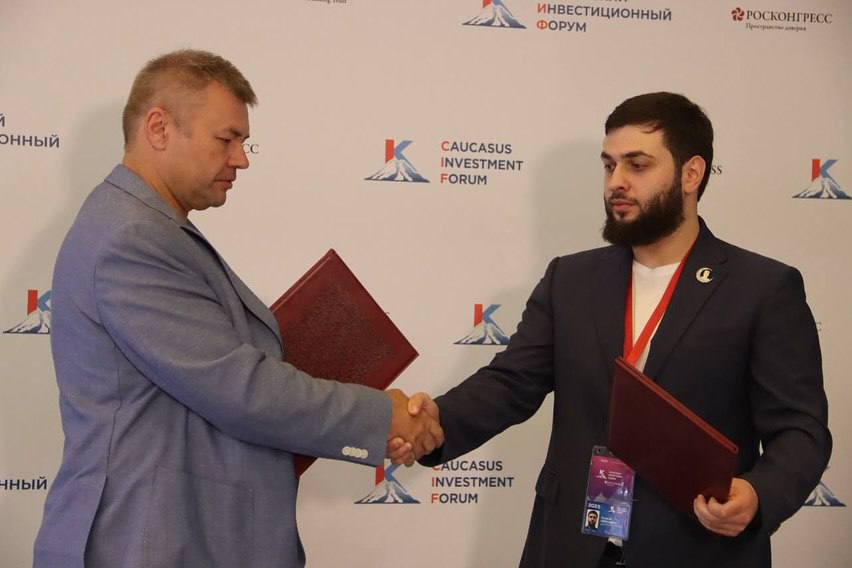 Первые соглашения в сфере туризма подписала Чеченская Республика на КИФ-2025 В рамках КИФ-2025 в Минводах подписано соглашение о сотрудничестве между администрацией Веденского района ЧР и ООО Туристская компания «Ладья». Свои подписи поставили глава администрации Веденского района ЧР Турпал-Али Абдулазизов и генеральный директор ООО Туристская компания «Ладья» Владислав Тимошенко. Также подписано соглашение с АО «Кавказ.РФ» о сотрудничестве в сфере развития туризма и продвижения туристического потенциала Итум-Калинского района Чеченской Республики. Документ подписали исполнительный директор АО «Кавказ.РФ» Хасан Тимижев и глава администрации Итум-Калинского района ЧР Альберт Рабуев.