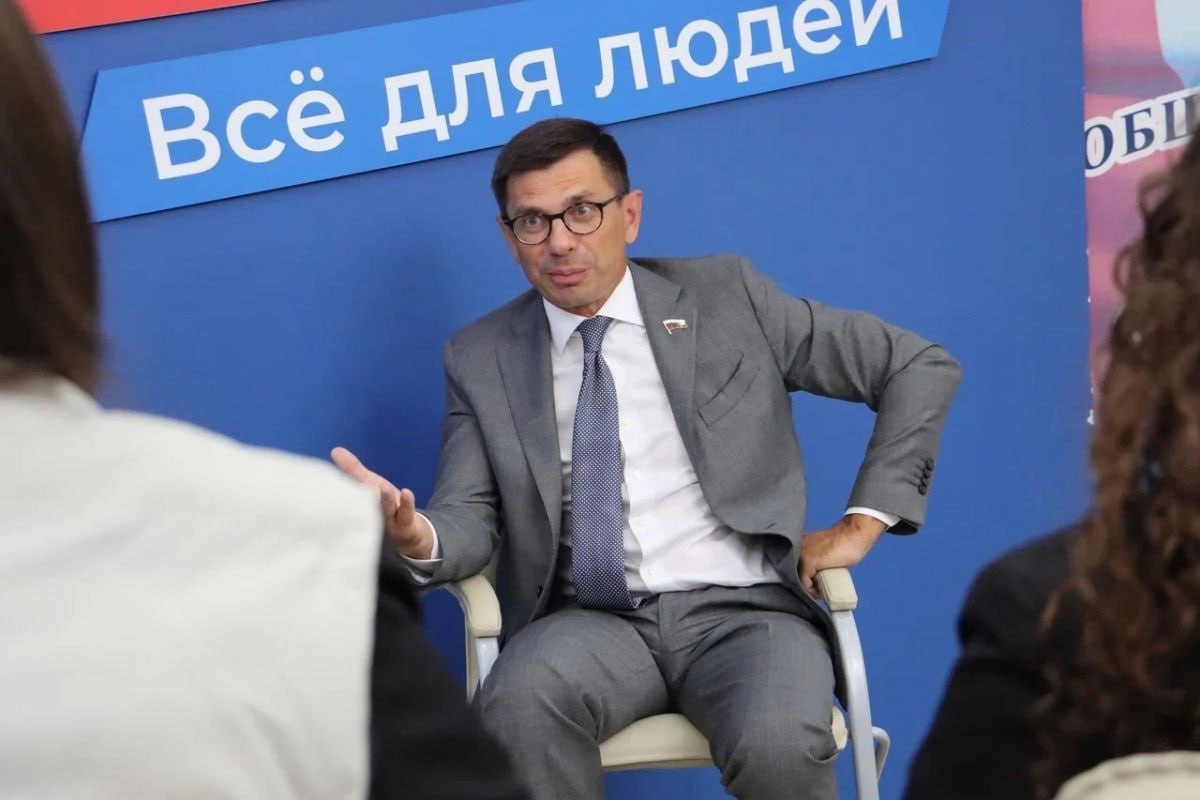 В Госдуме предложили разрешить признавать криптовалюту совместно нажитым в браке имуществом Автором законопроекта выступил член комитета Госдумы по промышленности и торговле Игорь Антропенко ЕДИНАЯ РОССИЯ Законопроект предусматривает внесение изменений в статьи 34 и 36 Семейного кодекса Российской Федерации далее Семейный кодекс РФ которые предусматривают отнесение цифровой валюты приобретённой кем либо из супругов во время брака к общему имуществу супругов а также отнесение цифровой валюты приобретённой одним из супругов до брака или по безвозмездным сделкам во время брака к имуществу непосредственно супруга Отмечается что в условиях цифровизации экономики всё больше граждан Российской Федерации используют цифровую валюту как форму инвестиций и накоплений Законопроект направлен на отзыв в правительство РФ и председателю Центробанка Эльвире Набиуллиной Russian OSINT