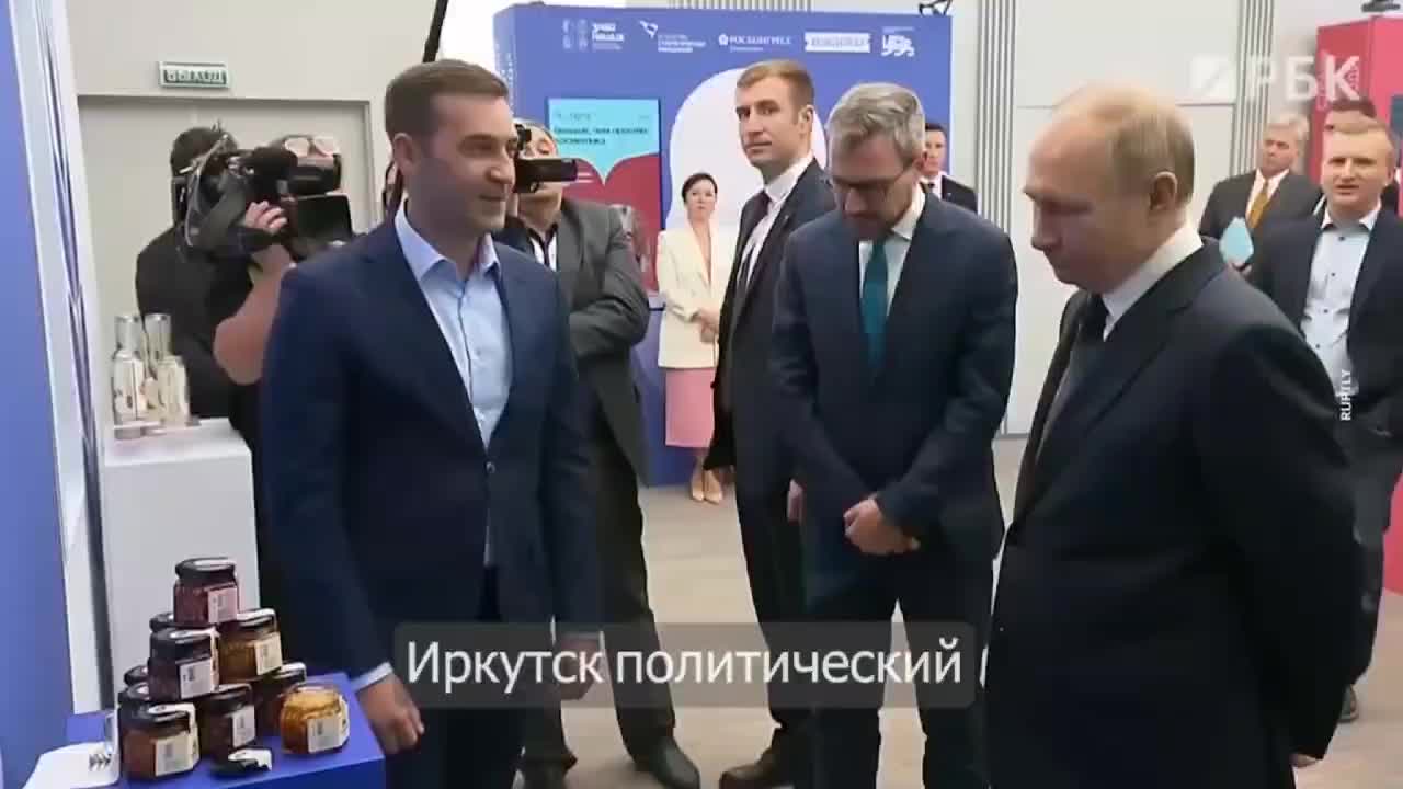 Путин обсудил 'счастье' и сибирский сироп на выставке
