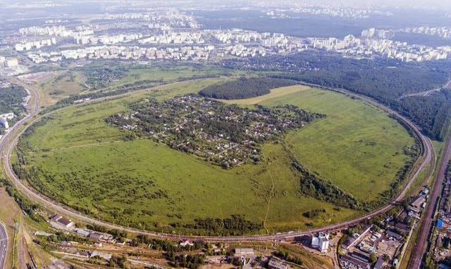 В Москве за 3,9 млн рублей предлагают арендовать кольцевую трассу и четыре паровоза — на них можно устроить гонку