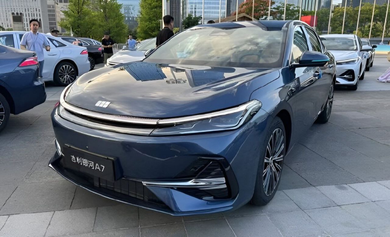Geely Galaxy A7 PHEV выходит на мировой рынок  Компания Geely официально представила в Китае подключаемый гибридный седан Galaxy A7. Он предлагается в семи комплектациях по цене от $12 300 до $17 190  Размеры авто — 4918/1905/1495 мм, колесная база 2845 мм.  В силовую установу входит 1,5-литровый двигатель мощностью 82 кВт и электродвигатель 175 кВт.  Доступны два варианта аккумуляторов — 8,5 кВтч с запасом хода на электротяге 70 км и 18,4 кВтч с запасом хода 150 км. Полный запас хода достигает 2100 км.   Вариант с большей батареей заряжается с 30% до 80% примерно за 18 минут.   Прислать новость      Чат Geely Galaxy    #evНовости