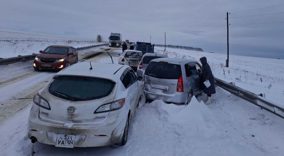 Еще одно ДТП в крае столкнулись сразу четыре автомобиля В Балахтинско Новоселовскрм муниципальном округе на 206 км автодороги Р 257 Енисей произошло массовое ДТП По предварительной информации водитель грузового автомобиля КамАЗ не справился с управлением допустил столкновение с легковым авто в последующем столкнулись ещё 2 легковых автомобиля Пострадавших нет Организовано реверсивное движение Фото Госавтоинспекции Красноярского края
