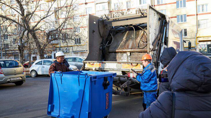 Водители мусоровозов спасли более 30 выброшенных животных в Москве и Подмосковье    Речь идет о данных за 2023-2024 год.     «Подобные случаи фиксируются ежемесячно по всей стране. Работники сферы обращения с отходами регулярно находят в мусорных контейнерах котят, щенков и других животных», — заявили в пресс-службе Российского экологического оператора.   Там напомнили, что за жестокое обращение с животными предусмотрено наказание в виде штрафа до 80 тыс. рублей или лишение свободы.